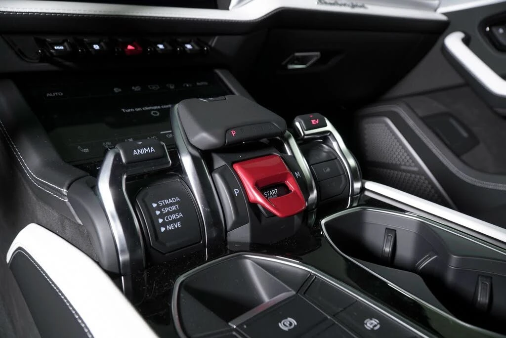 2025 Lamborghini Urus SE - Image 23 of 30
