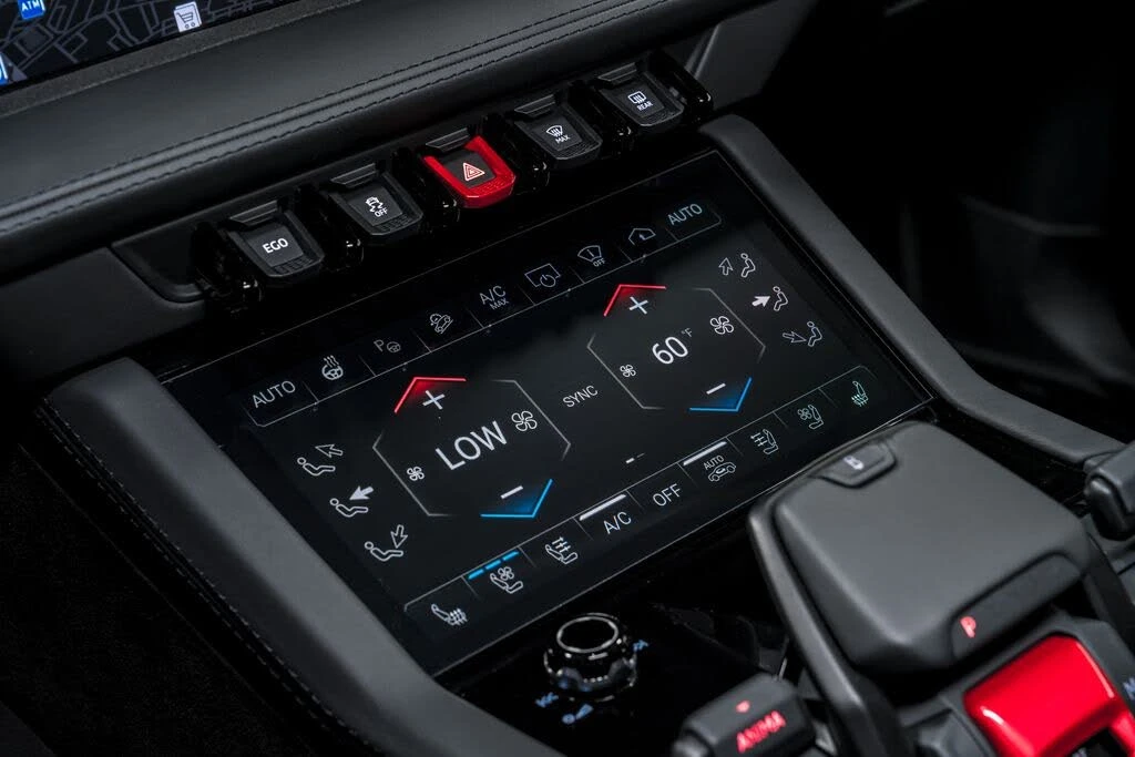 2025 Lamborghini Urus SE - Image 28 of 31