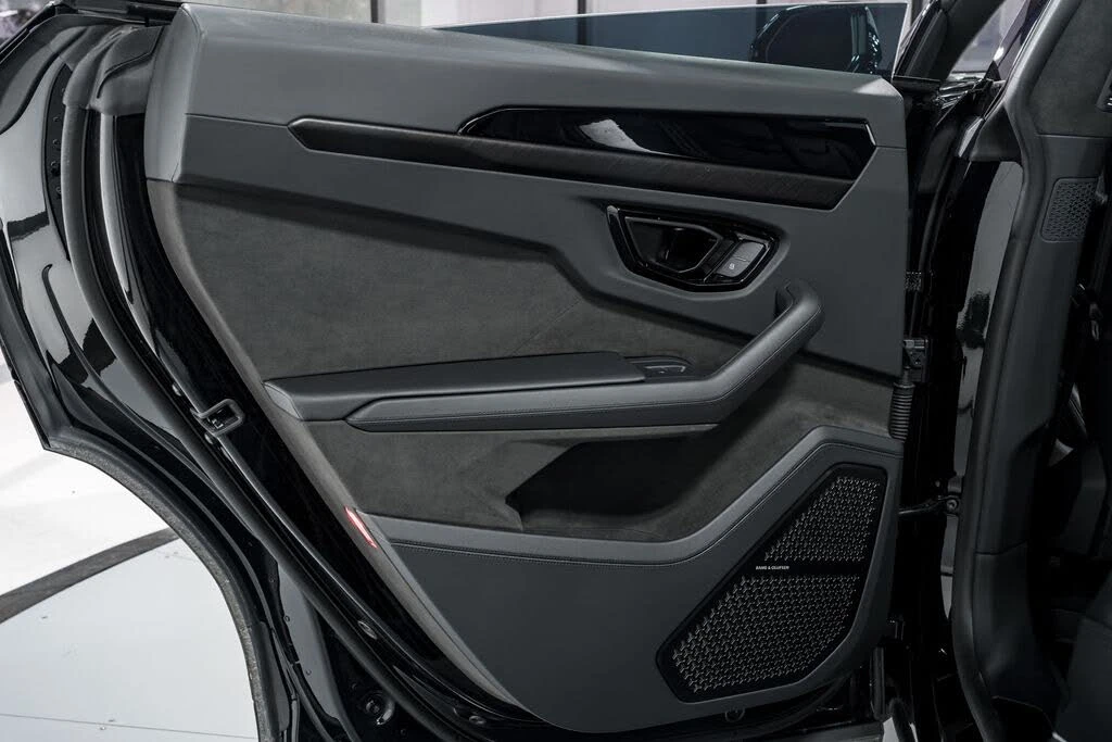 2025 Lamborghini Urus SE - Image 30 of 31