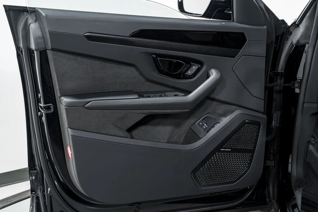 2025 Lamborghini Urus SE - Image 9 of 31