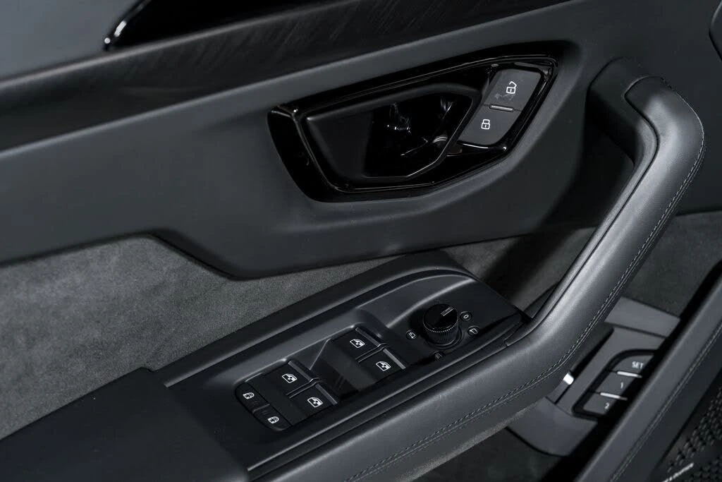 2025 Lamborghini Urus SE - Image 10 of 31