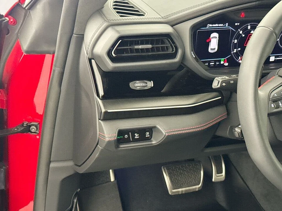 2025 Lamborghini Urus SE - Image 10 of 31