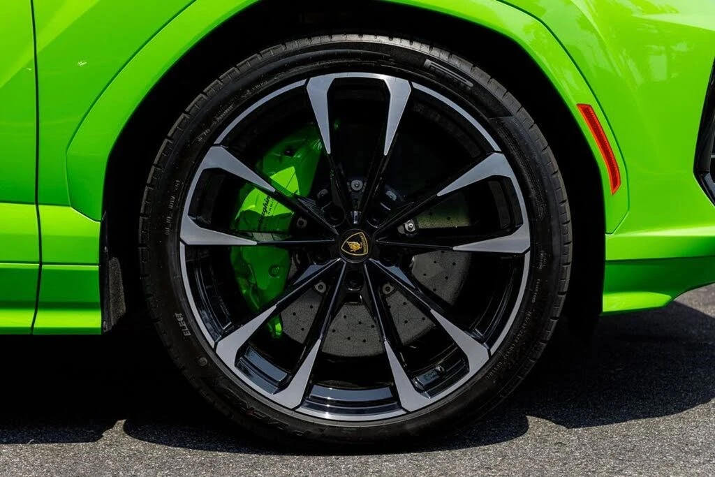 2025 Lamborghini Urus SE - Image 12 of 31