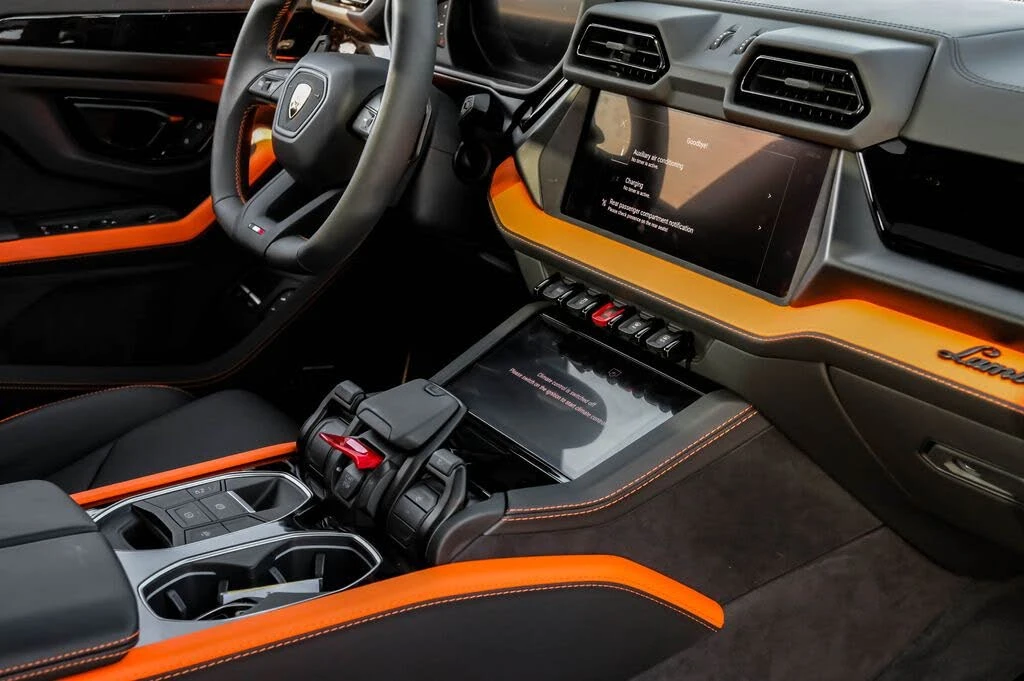 2025 Lamborghini Urus SE - Image 23 of 31