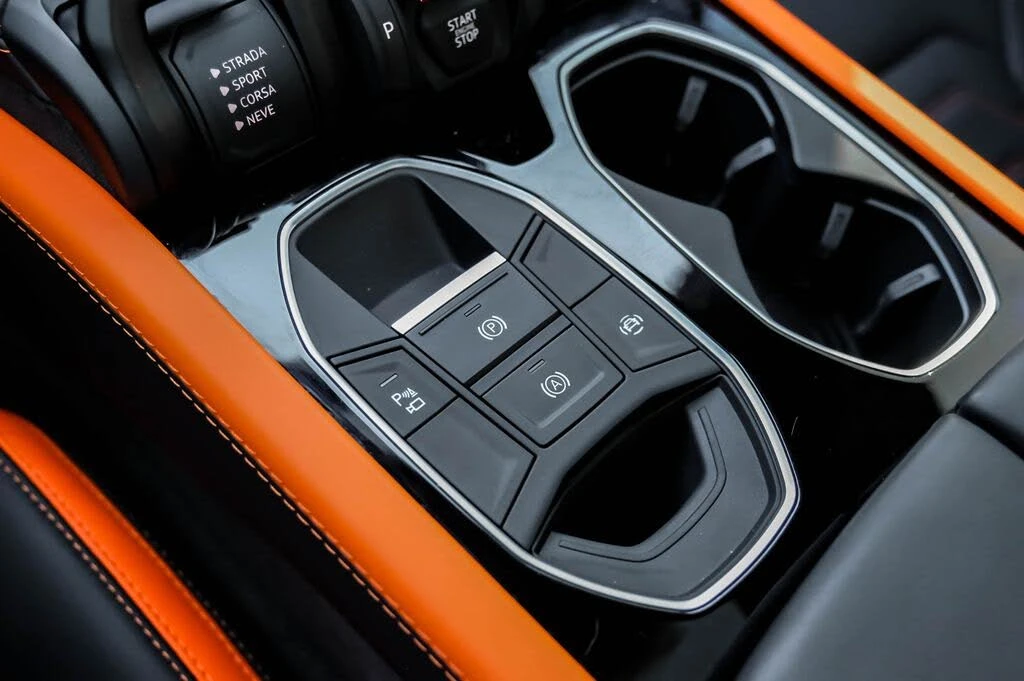 2025 Lamborghini Urus SE - Image 25 of 31