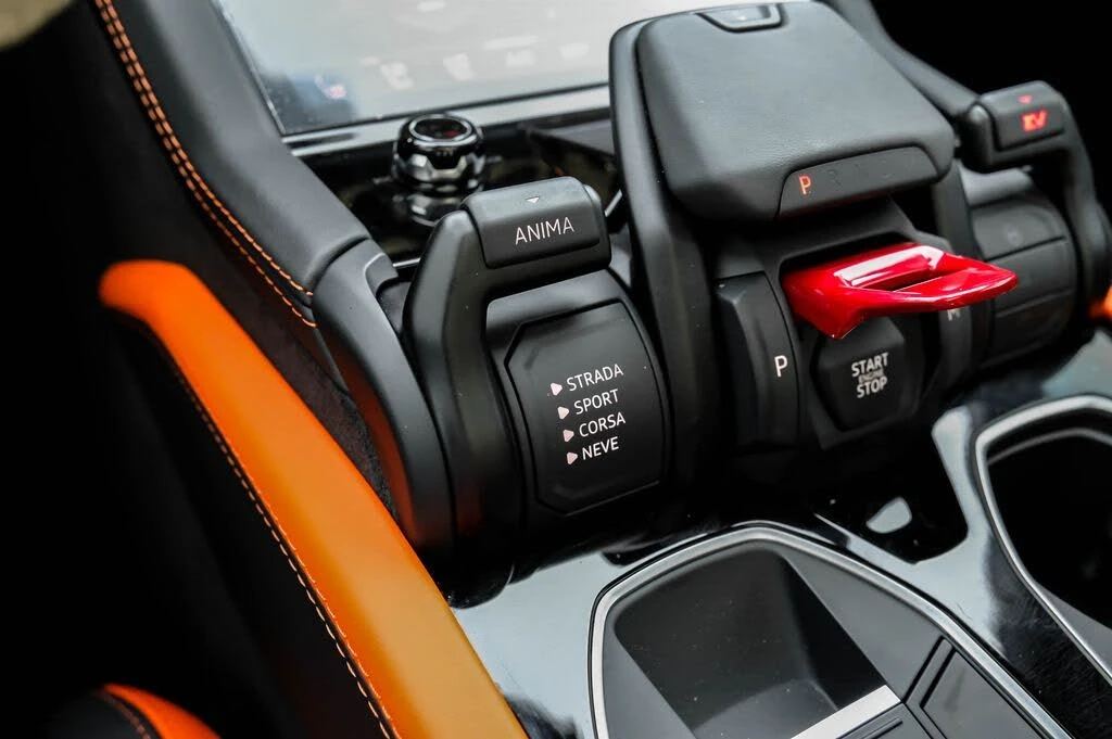 2025 Lamborghini Urus SE - Image 26 of 31