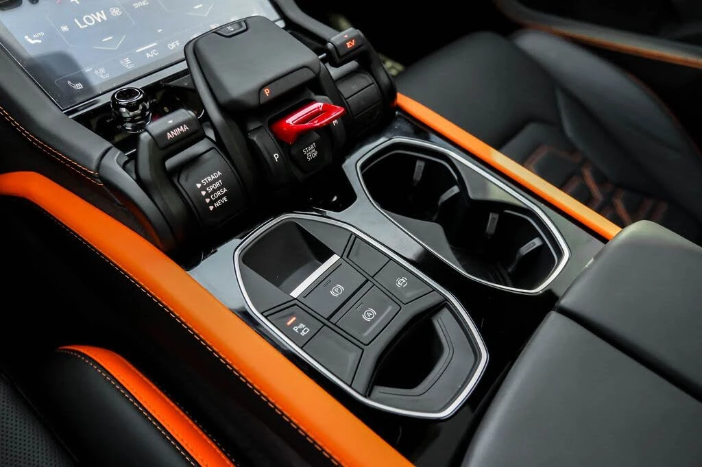 2025 Lamborghini Urus SE - Image 24 of 31