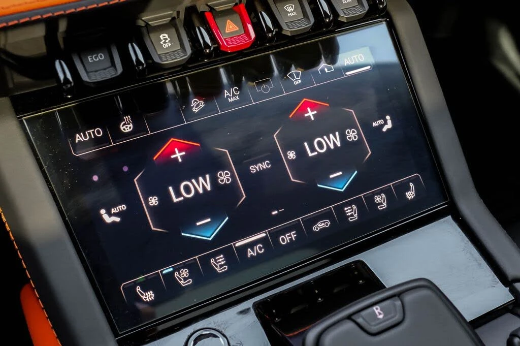 2025 Lamborghini Urus SE - Image 28 of 31