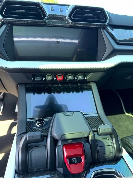 2025 Lamborghini Urus SE - Image 15 of 16