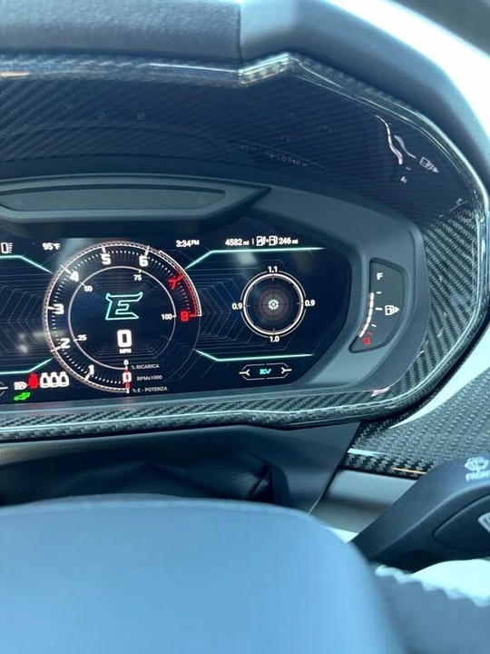 2025 Lamborghini Urus SE - Image 16 of 16