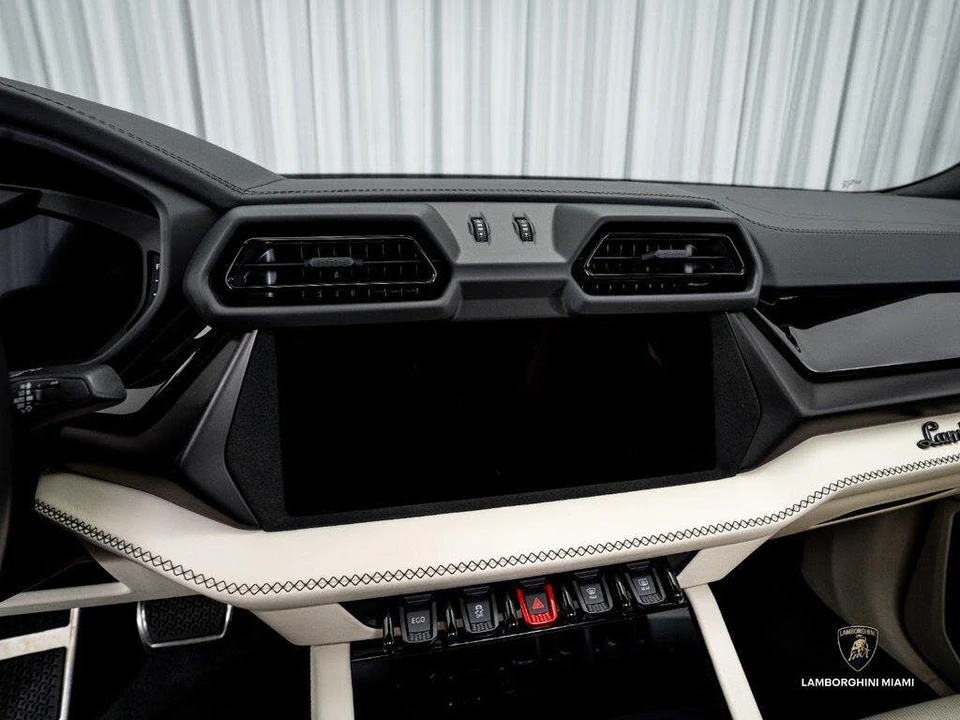 2025 Lamborghini Urus SE - Image 25 of 31