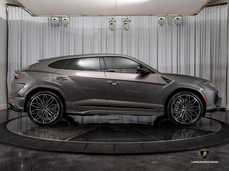 2025 Lamborghini Urus SE - Image 15 of 31