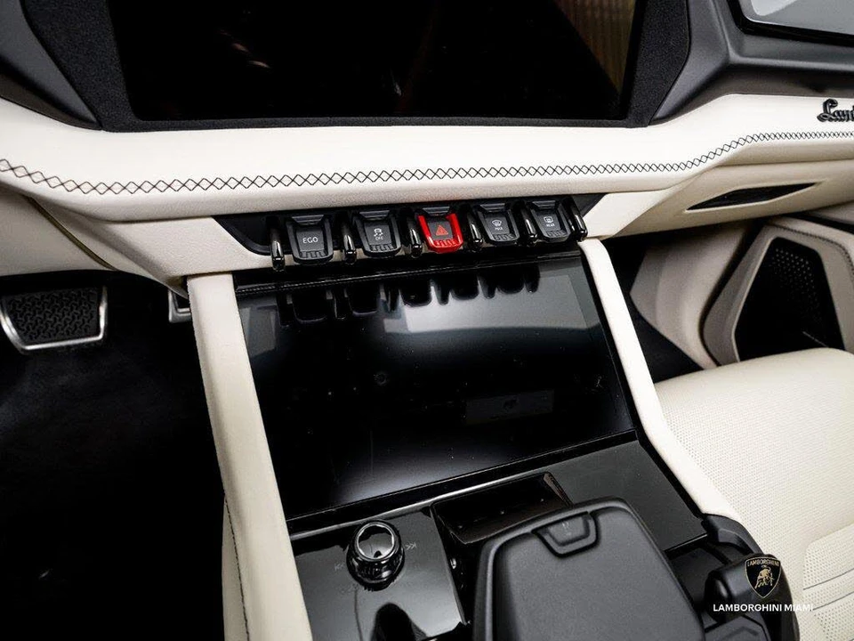 2025 Lamborghini Urus SE - Image 26 of 31