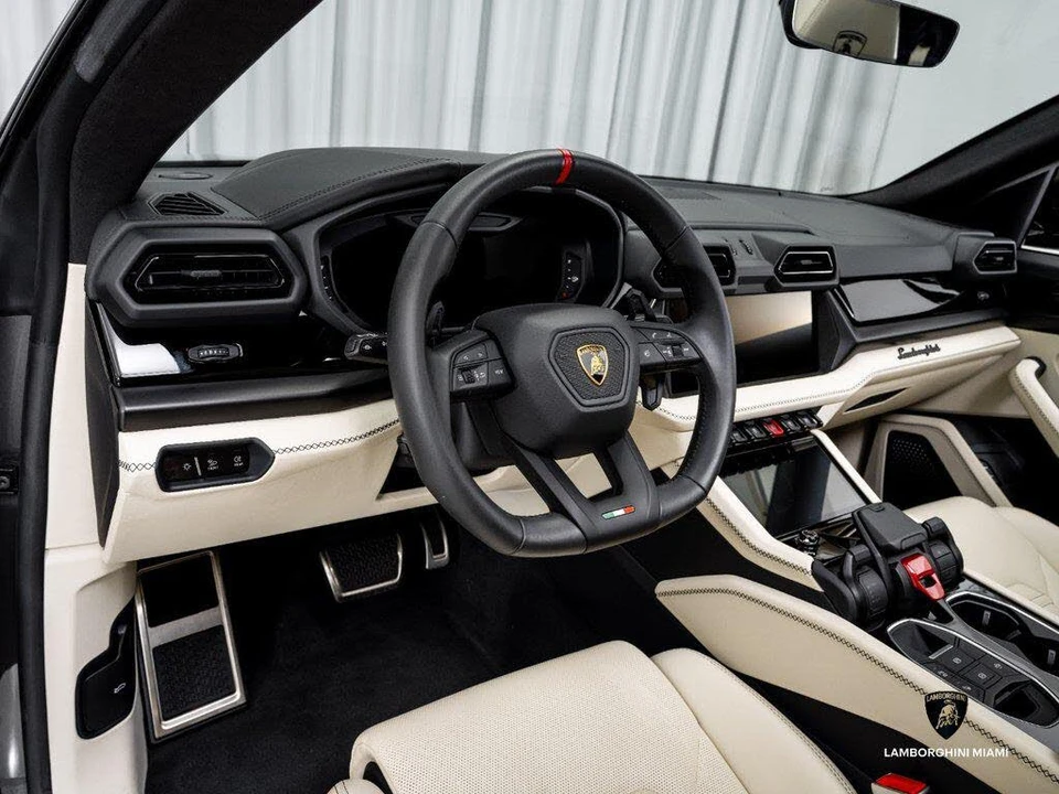 2025 Lamborghini Urus SE - Image 24 of 31