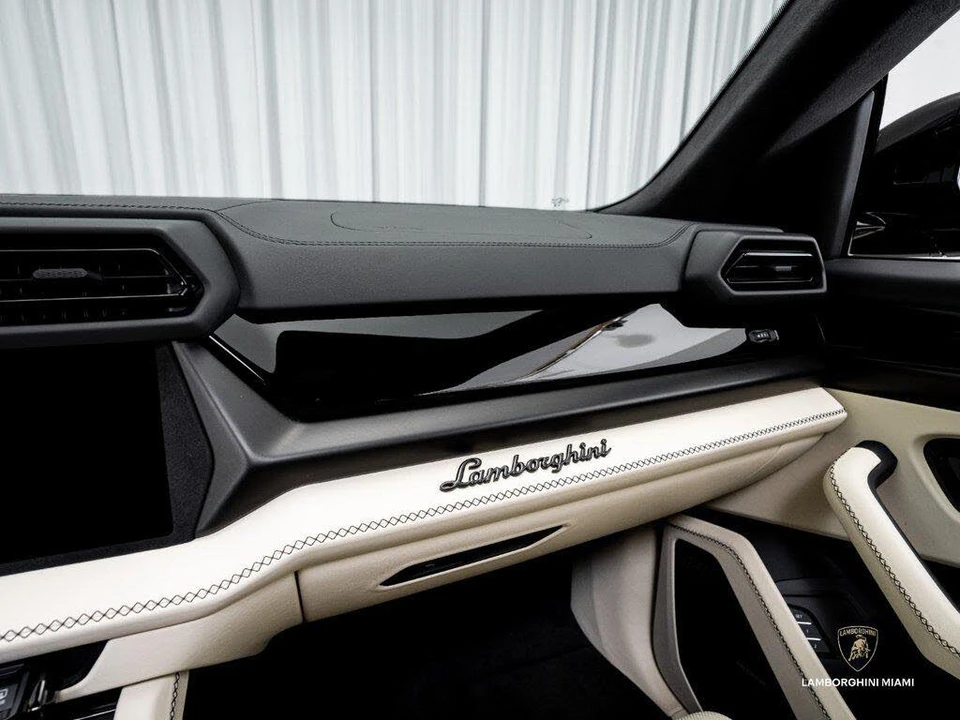 2025 Lamborghini Urus SE - Image 28 of 31
