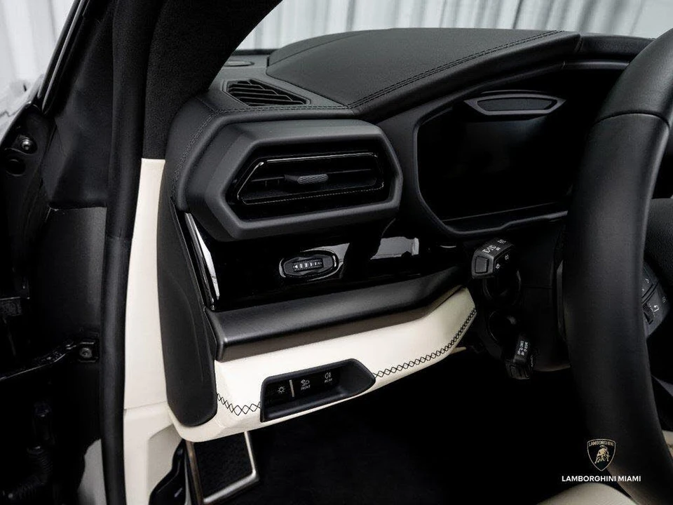 2025 Lamborghini Urus SE - Image 23 of 31