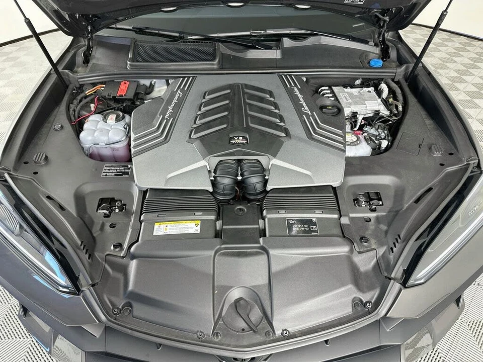 2025 Lamborghini Urus SE - Image 30 of 31