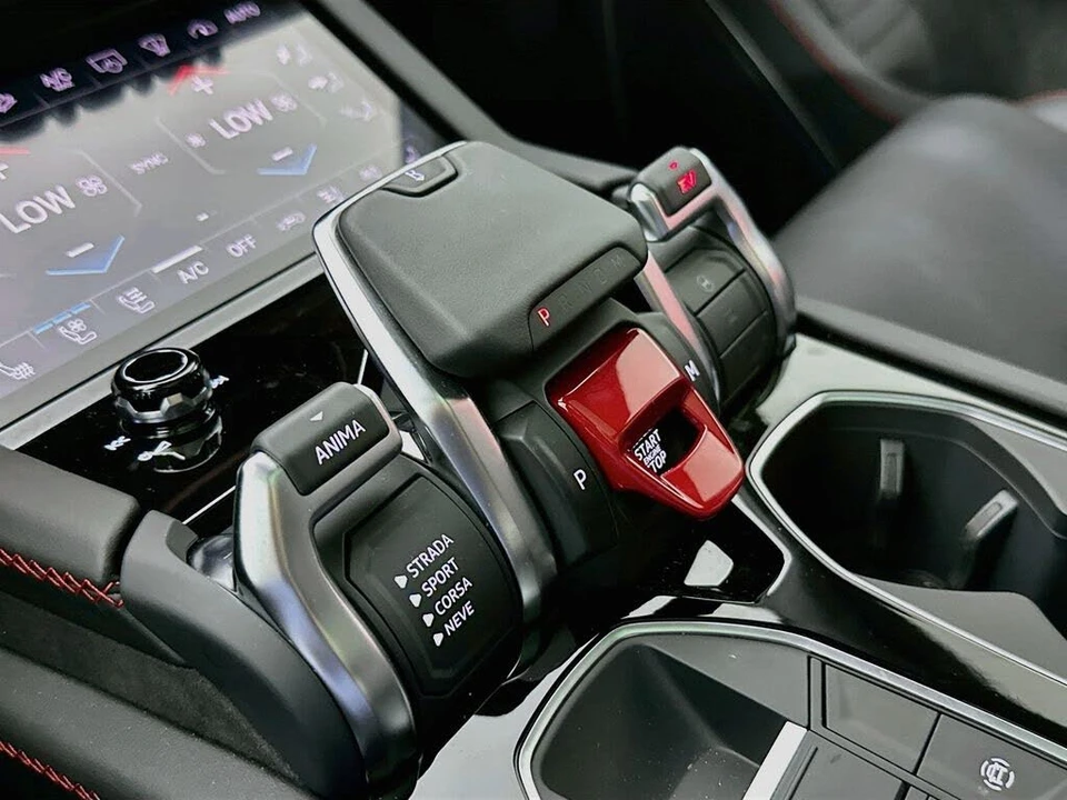 2025 Lamborghini Urus SE - Image 17 of 31