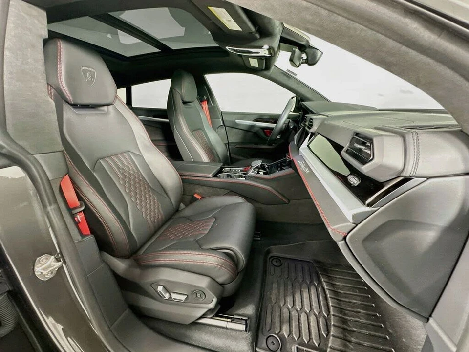 2025 Lamborghini Urus SE - Image 28 of 31