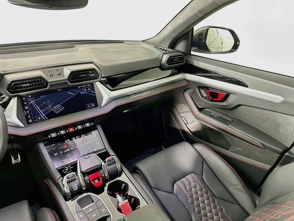 2025 Lamborghini Urus SE - Image 23 of 31