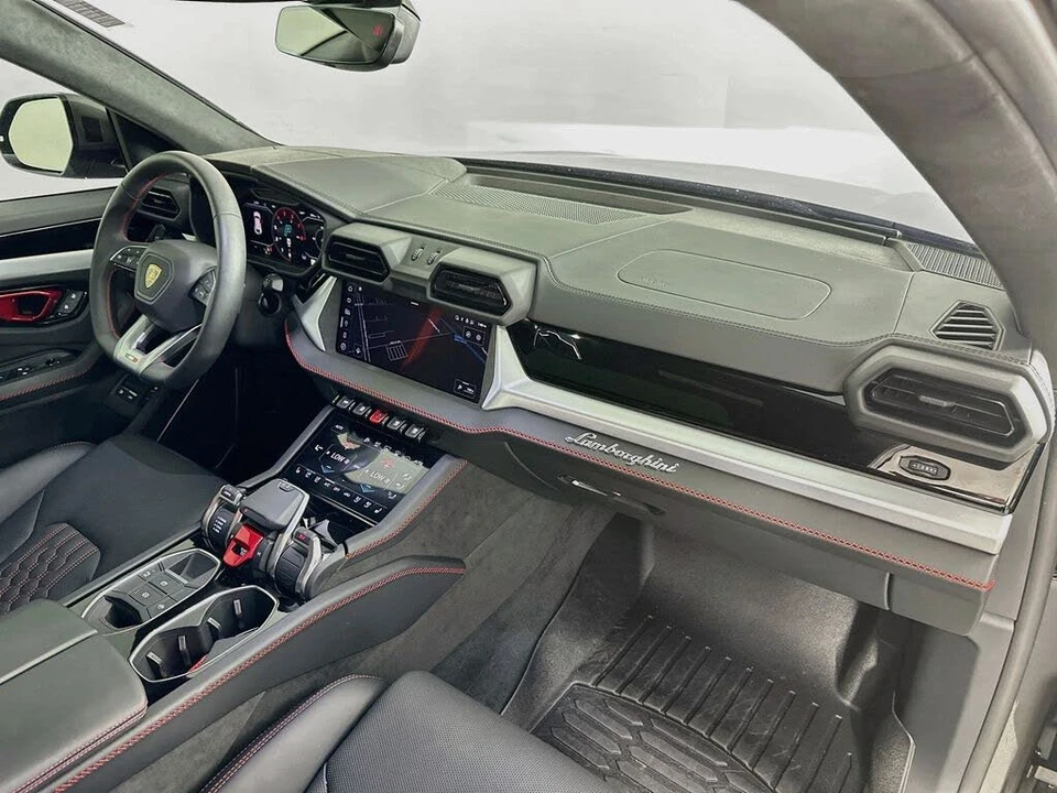 2025 Lamborghini Urus SE - Image 29 of 31