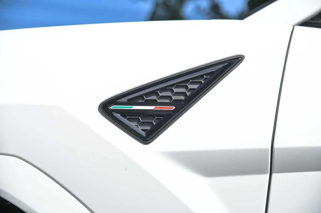 2025 Lamborghini Urus SE - Image 15 of 31