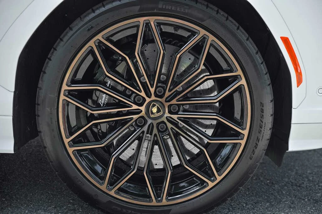 2025 Lamborghini Urus SE - Image 24 of 31