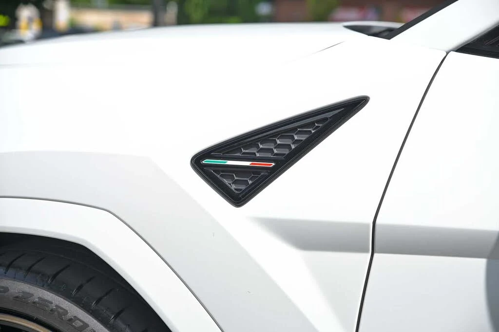 2025 Lamborghini Urus SE - Image 14 of 31