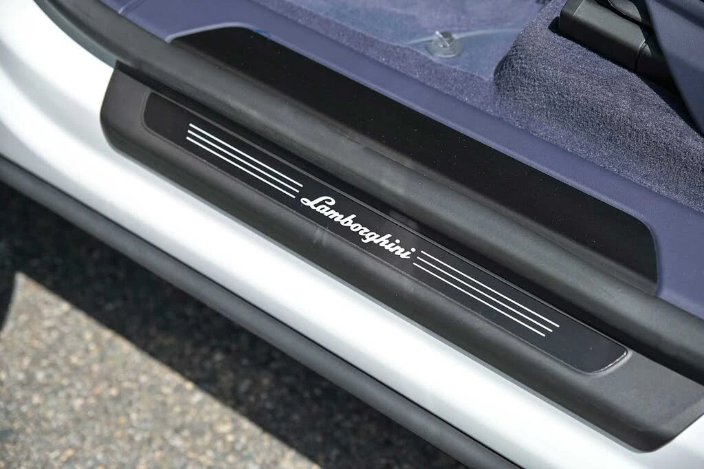 2025 Lamborghini Urus SE - Image 25 of 31
