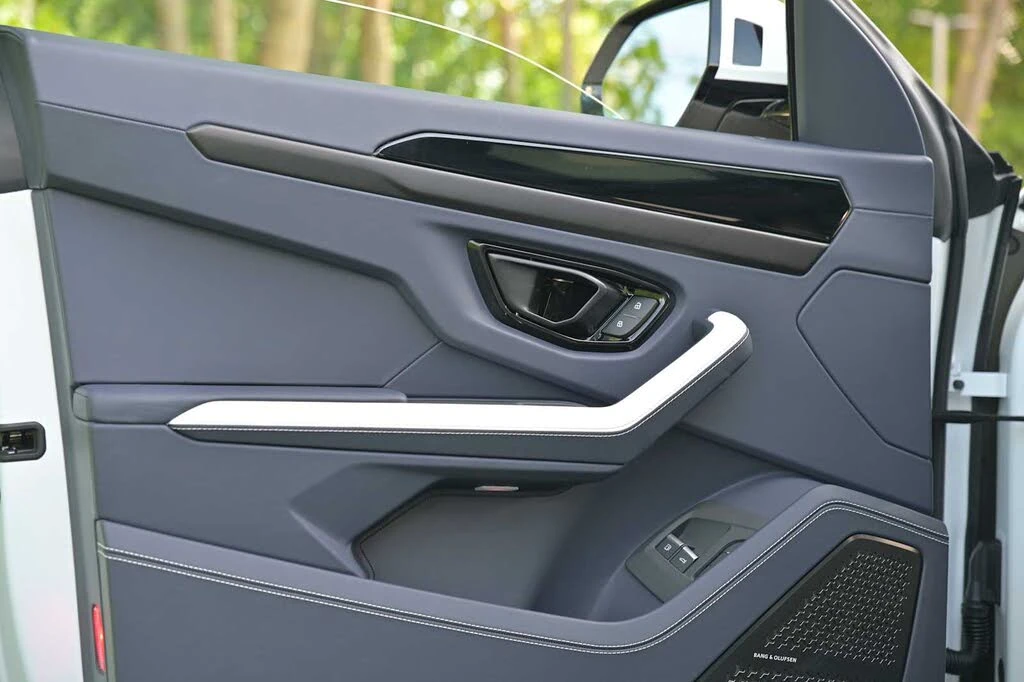 2025 Lamborghini Urus SE - Image 26 of 31