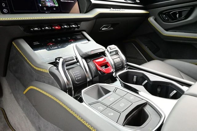 2025 Lamborghini Urus SE - Image 11 of 31