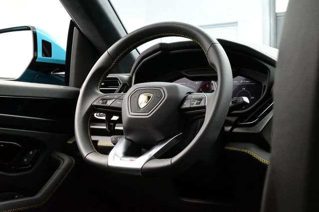 2025 Lamborghini Urus SE - Image 21 of 31