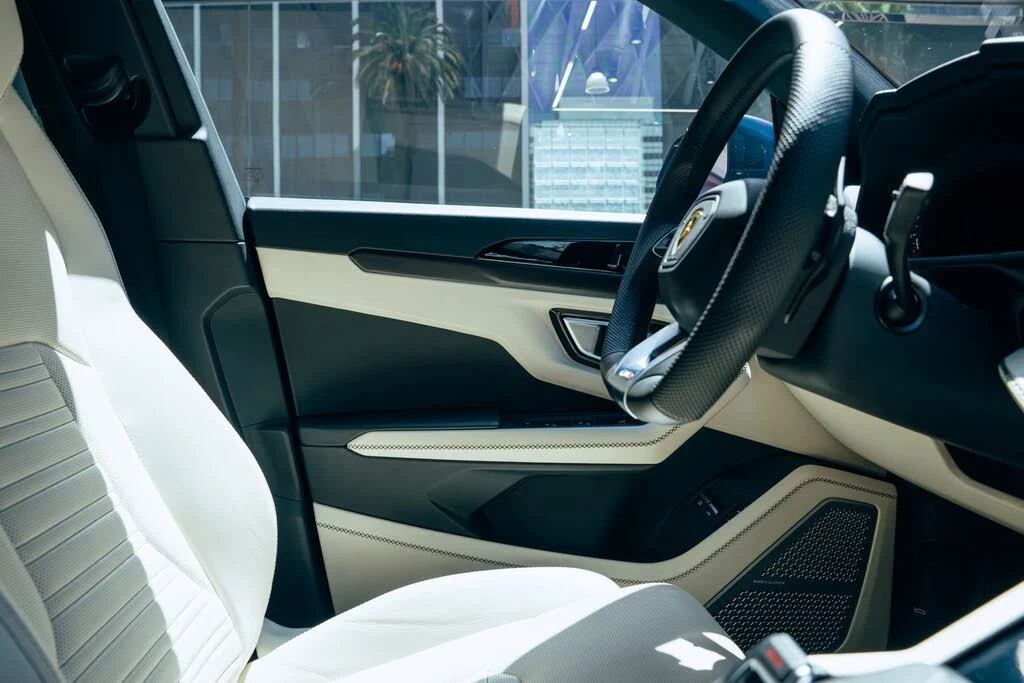 2025 Lamborghini Urus SE - Image 8 of 31
