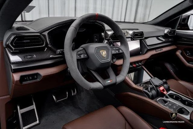 2025 Lamborghini Urus SE - Image 27 of 31
