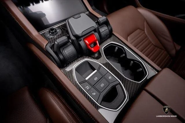 2025 Lamborghini Urus SE - Image 30 of 31