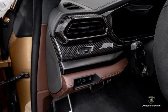 2025 Lamborghini Urus SE - Image 26 of 31
