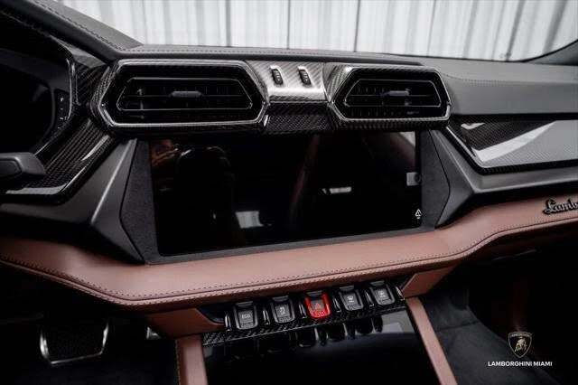 2025 Lamborghini Urus SE - Image 28 of 31
