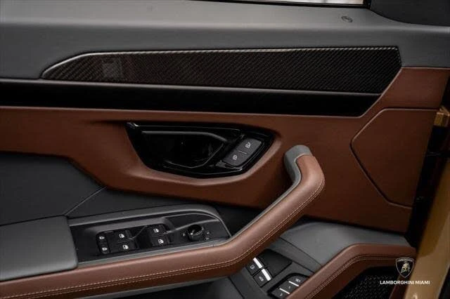 2025 Lamborghini Urus SE - Image 23 of 31