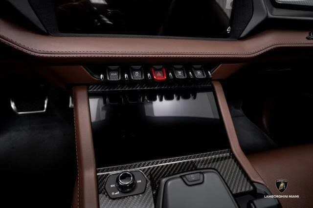 2025 Lamborghini Urus SE - Image 29 of 31