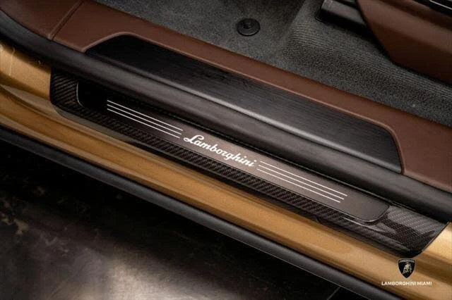 2025 Lamborghini Urus SE - Image 24 of 31