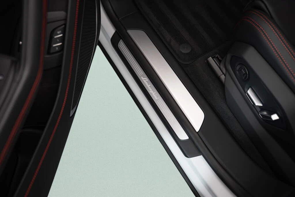 2025 Lamborghini Urus SE - Image 13 of 23