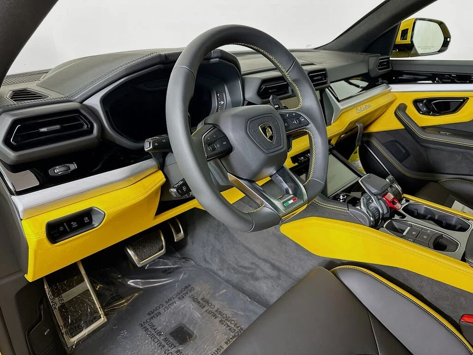 2025 Lamborghini Urus SE - Image 9 of 31