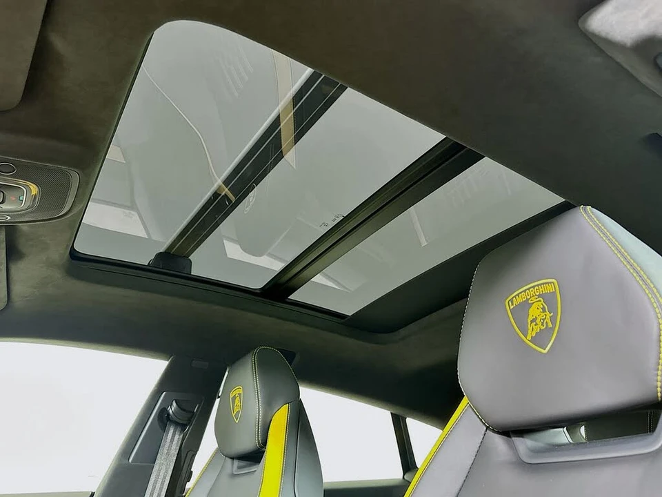 2025 Lamborghini Urus SE - Image 28 of 31