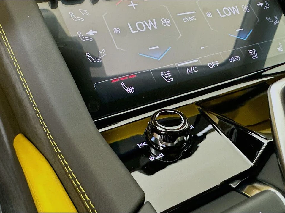 2025 Lamborghini Urus SE - Image 26 of 31