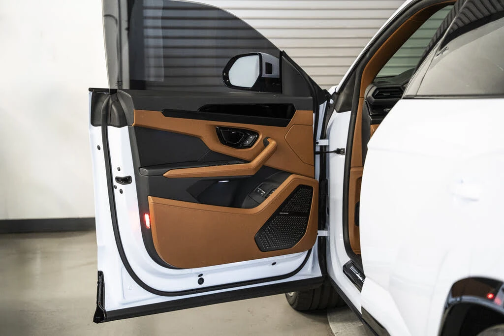 2025 Lamborghini Urus SE - Image 22 of 31