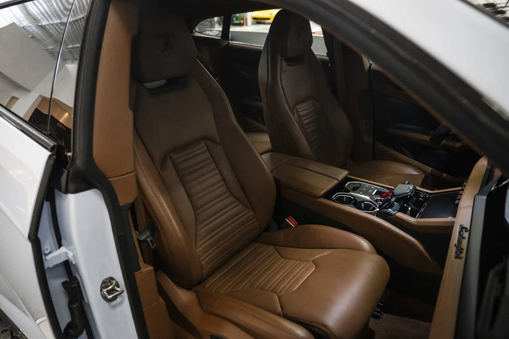 2025 Lamborghini Urus SE - Image 29 of 31