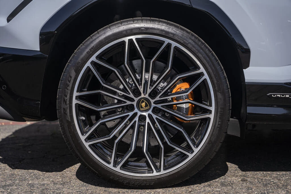 2025 Lamborghini Urus SE - Image 11 of 31