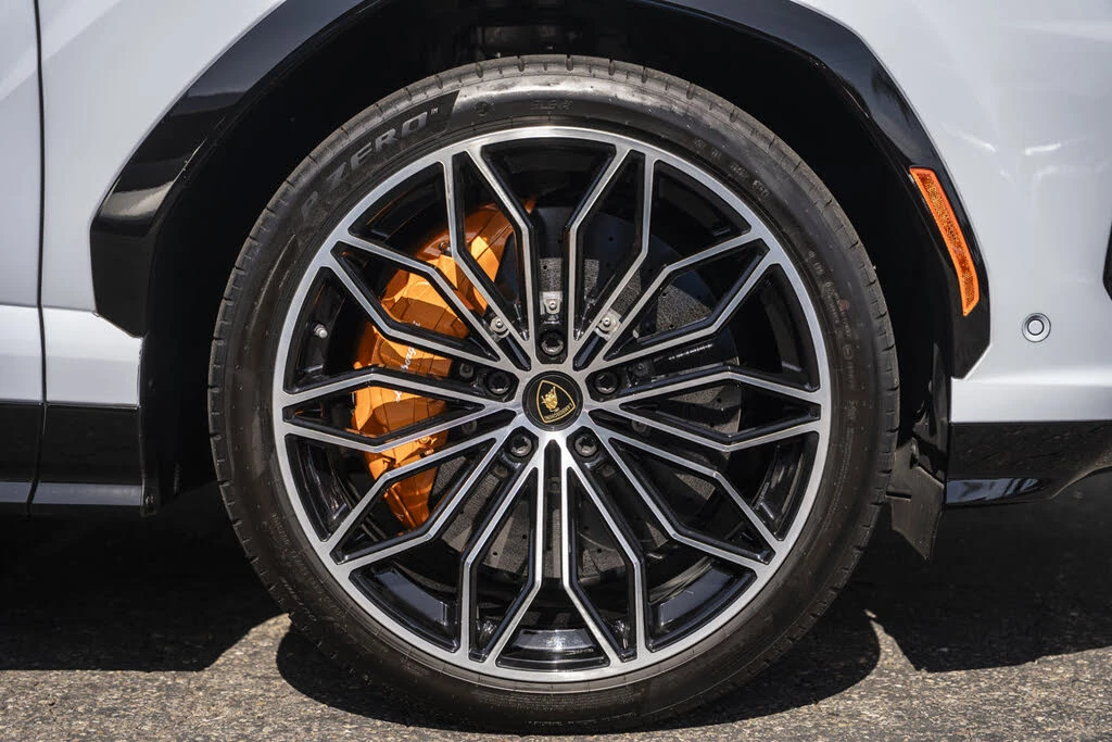 2025 Lamborghini Urus SE - Image 12 of 31