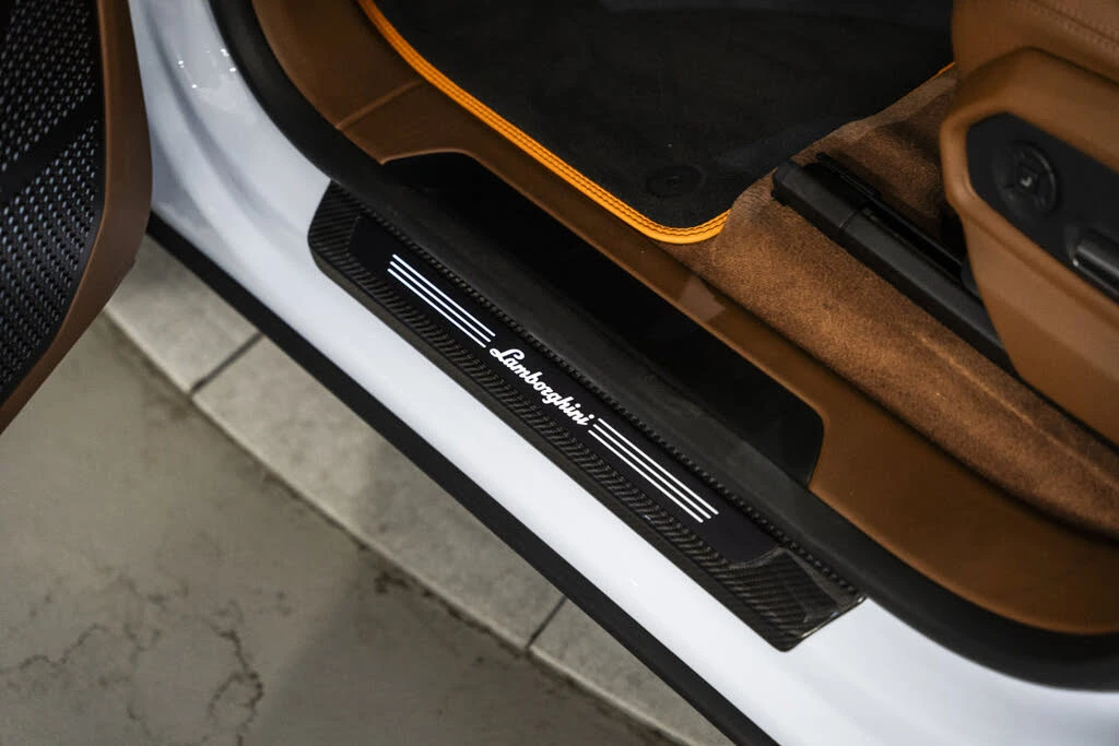 2025 Lamborghini Urus SE - Image 24 of 31