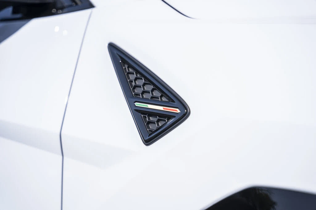 2025 Lamborghini Urus SE - Image 13 of 31